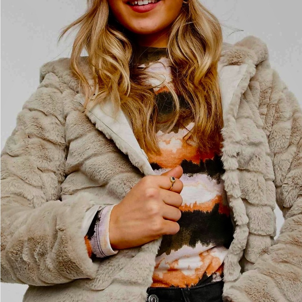 Plush Beige Teddy Jacket, Tan w/ side pockets, and hoodie. Buttons down, SZ MED